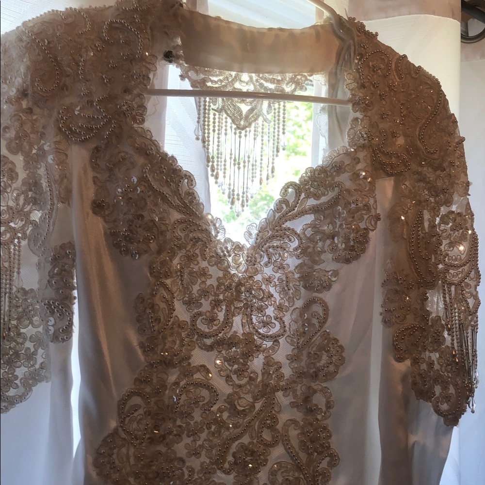 Woman’s rare VTG bodycon styled elegant white pearl backless sexy wedding dress